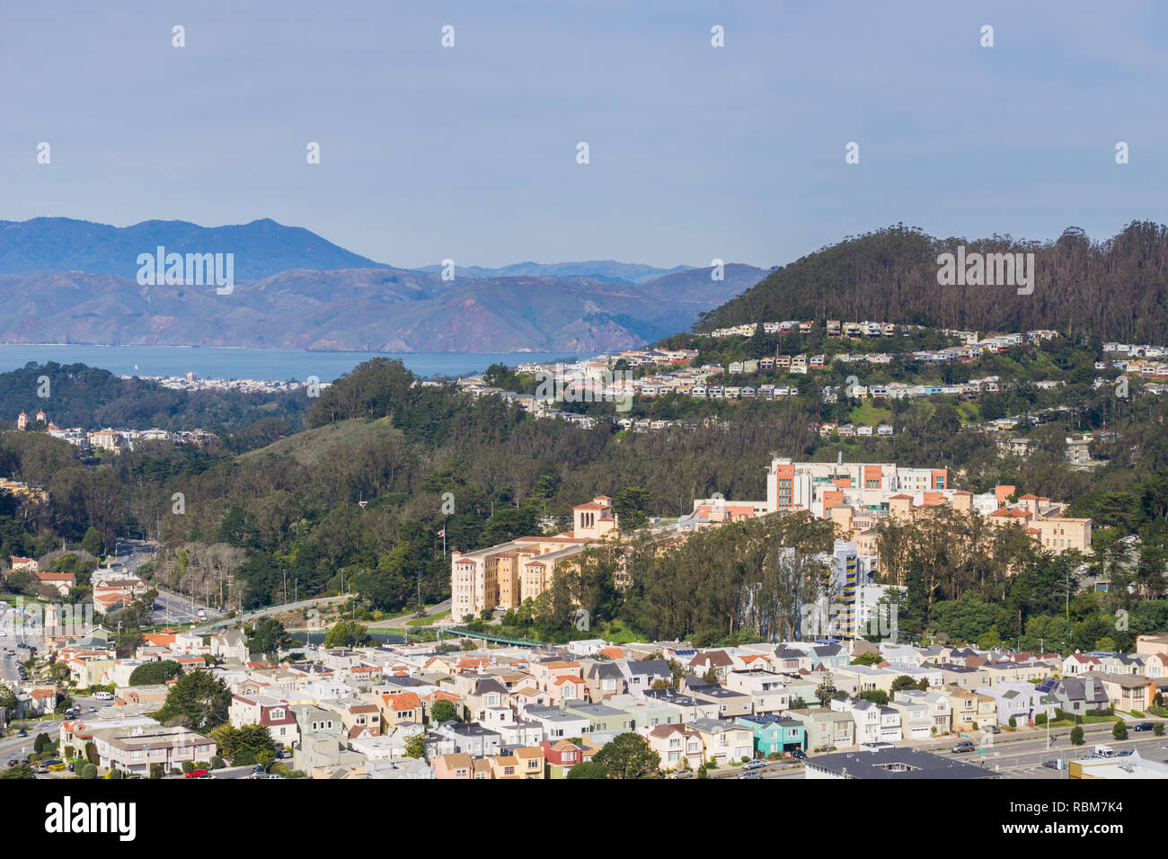Vista verso le aree residenziali di San Francisco e le colline del Parco di Presidio, Marin County in background, California Foto Stock
