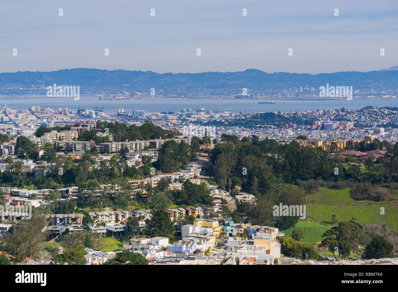 Vedute aeree di zone residenziali di San Francisco San Francisco Bay, a Oakland e le aree industriali in background, California Foto Stock