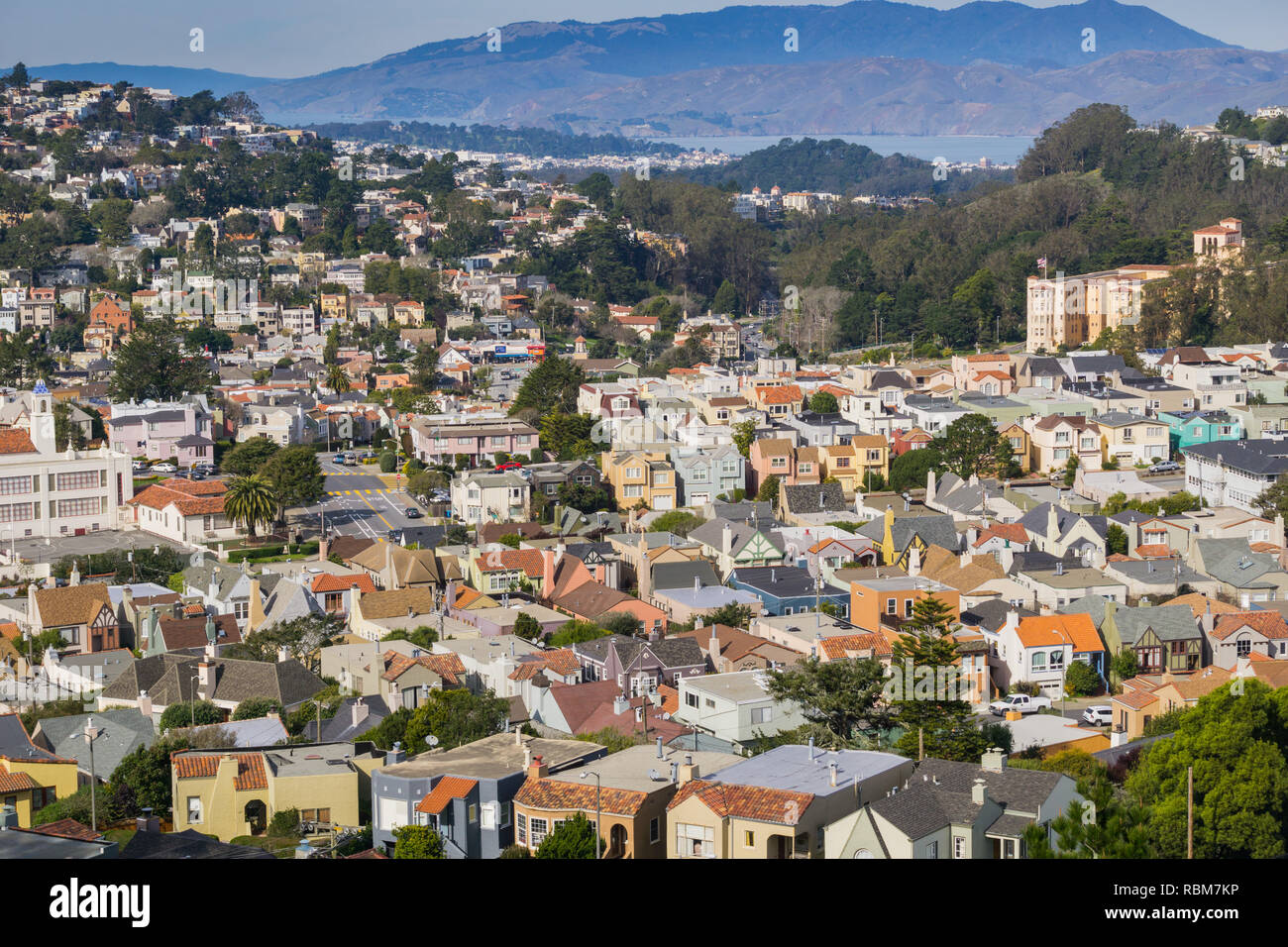 Vedute aeree di zone residenziali di San Francisco e Marin County e la baia di sfondo, California Foto Stock