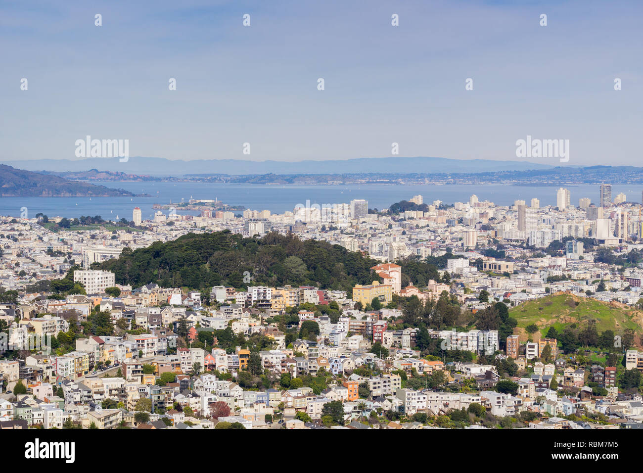 Vista aerea di aree residenziali di San Francisco; la baia di San Francisco e l'isola di Alcatraz in background, California Foto Stock