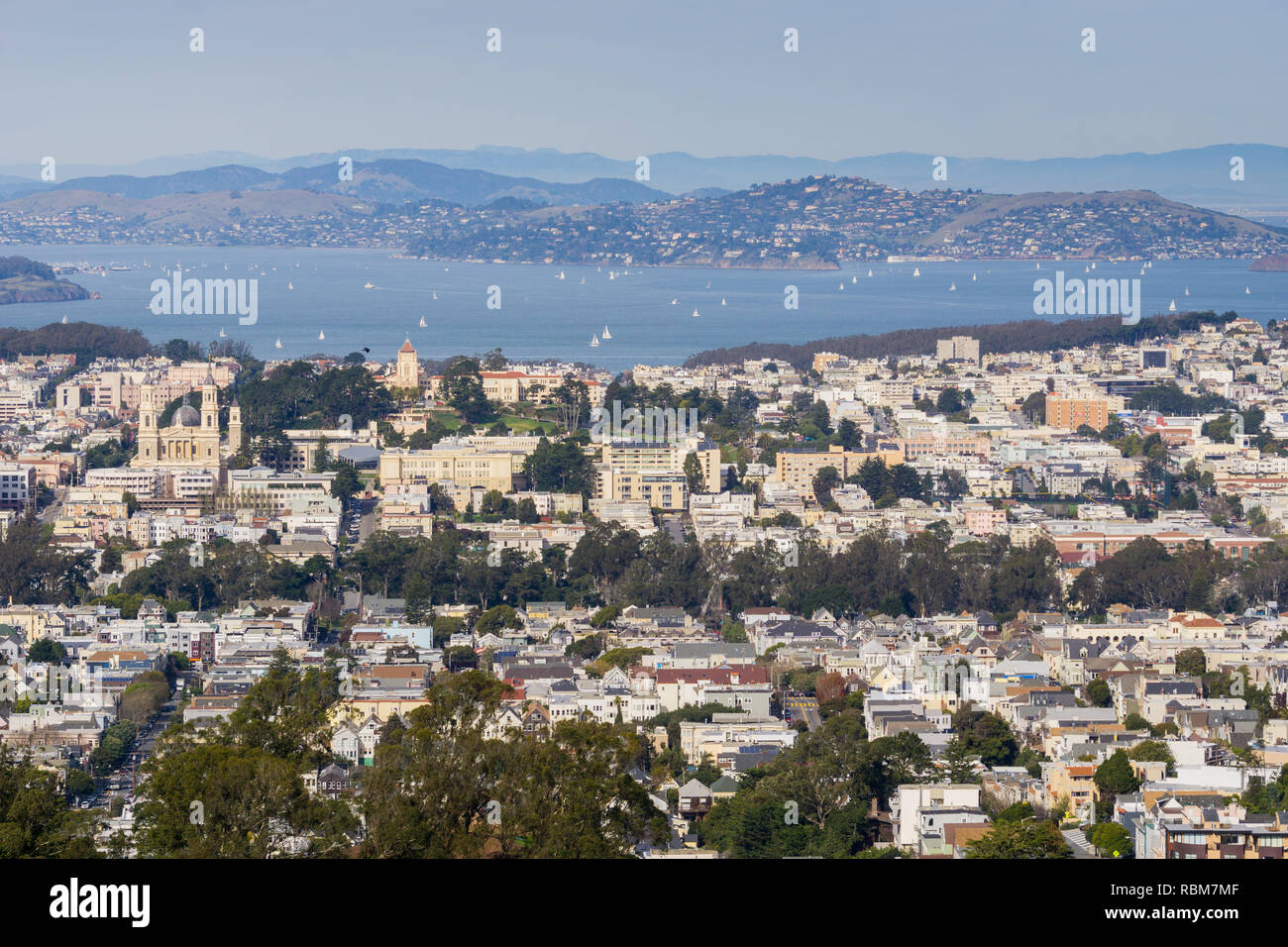 Vista in direzione di Pacific Heights e Marina District quartieri; la baia di San Francisco e Belvedere in background, San Francisco, California Foto Stock