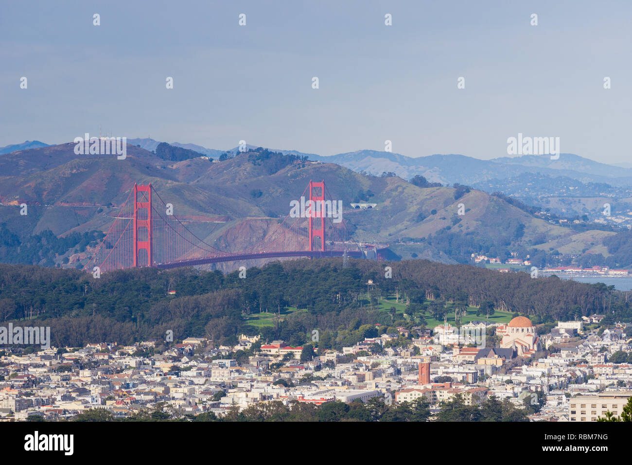 Vista verso il Golden Gate Bridge e il parco circostante e la zona residenziale di San Francisco, California Foto Stock