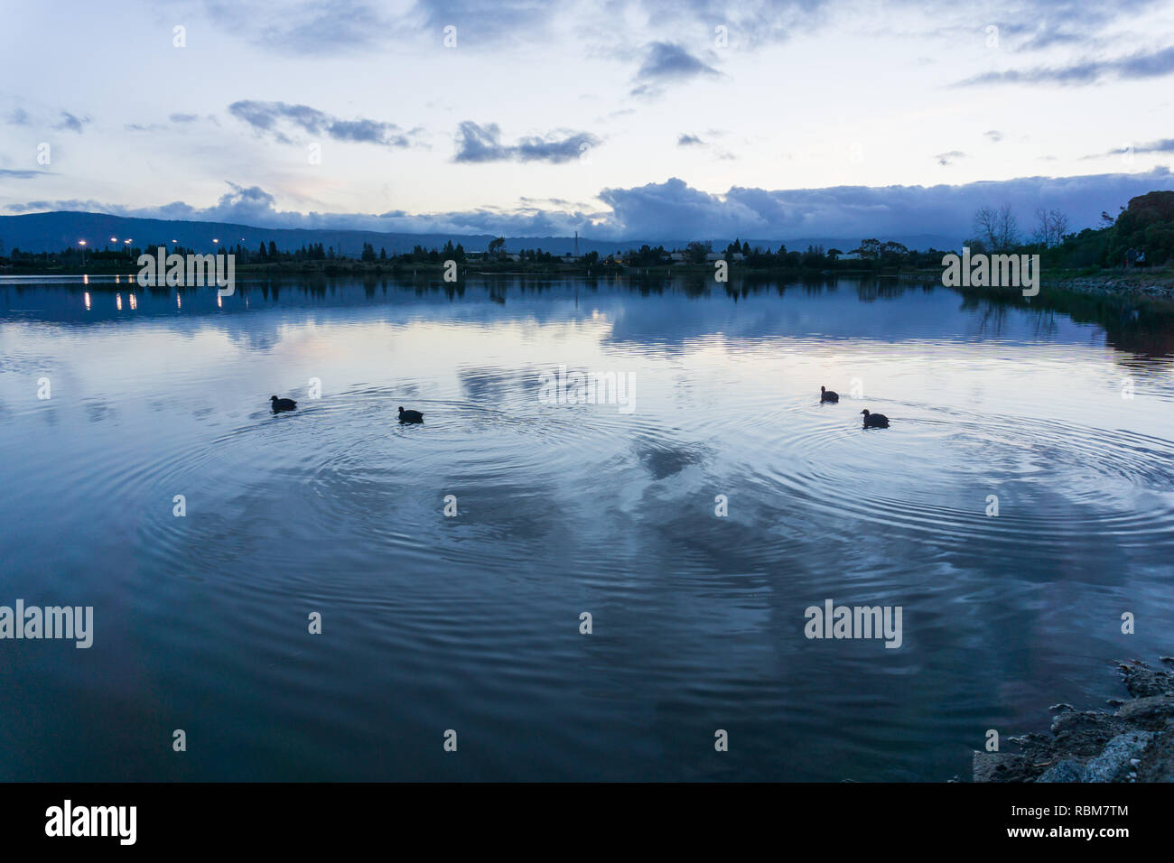 Dopo il tramonto il paesaggio al litorale Parco Lago Vista Montagna, nella Silicon Valley e la baia di San Francisco, California Foto Stock