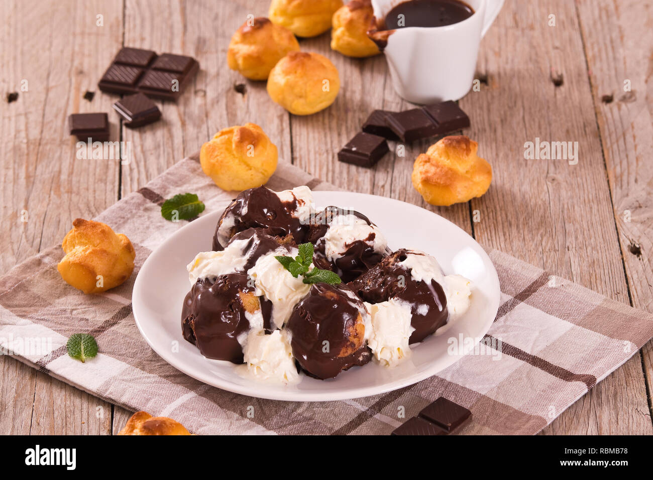 Profiterole al cioccolato. Foto Stock