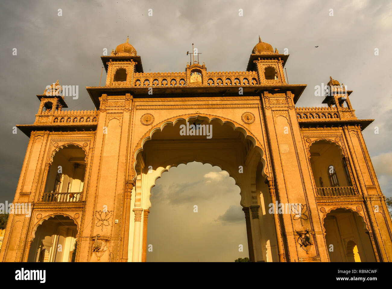 Porta principale di accesso a Mysore Palace di Maharaja Indiani o re , sede di Mysore Dussehra celebrazione o Dasara festival in Karnataka India Foto Stock