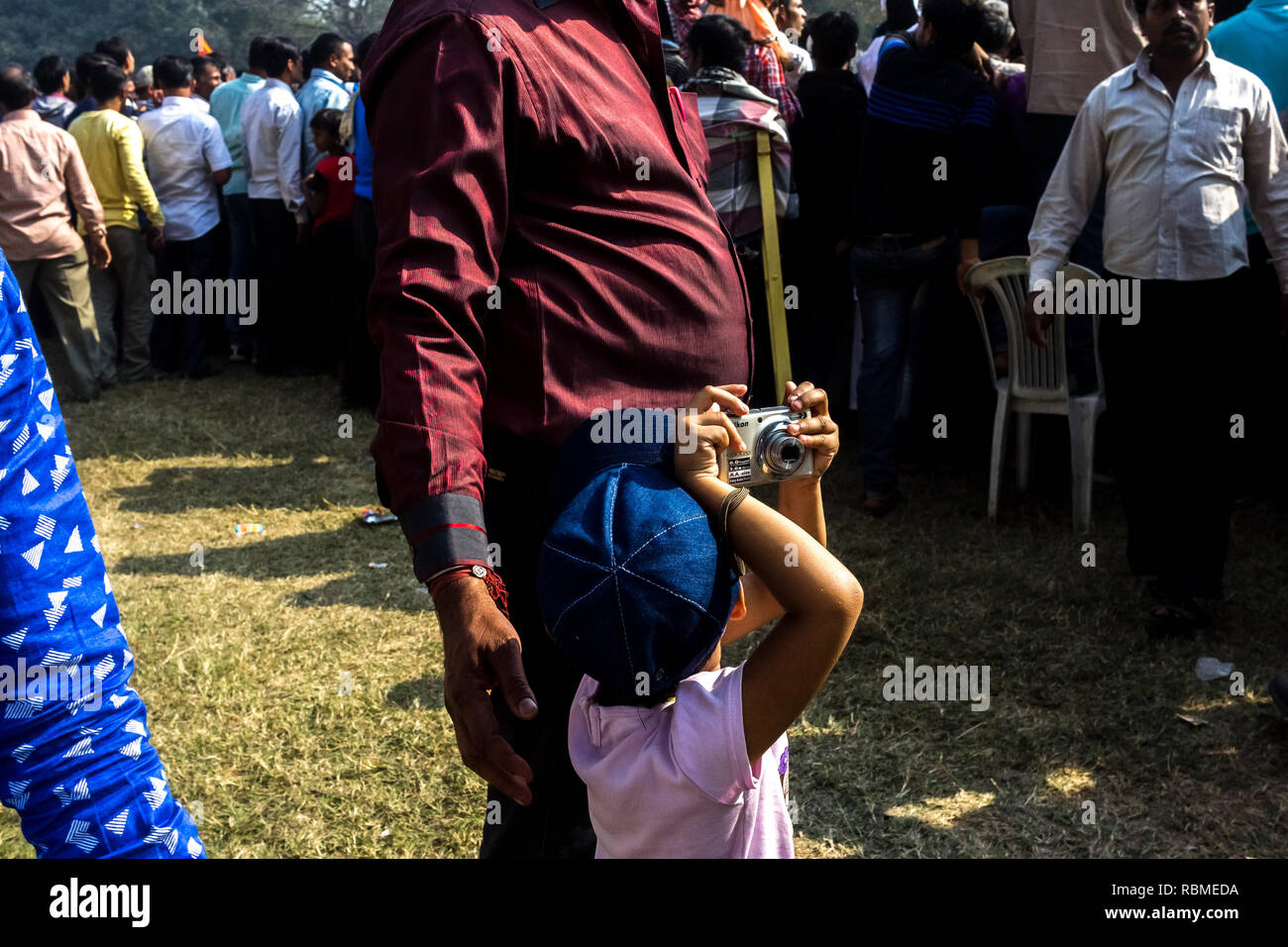 Ragazza con fotocamera, il giorno della Repubblica folla, Red Road, Calcutta, West Bengal, India Foto Stock