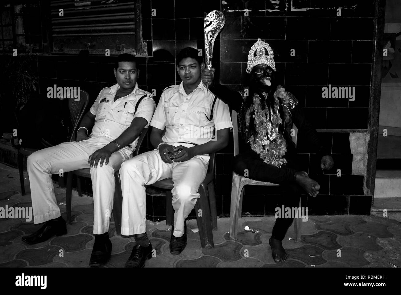 Poliziotti seduti, Charak Festival, Calcutta, West Bengal, India, Asia Foto Stock