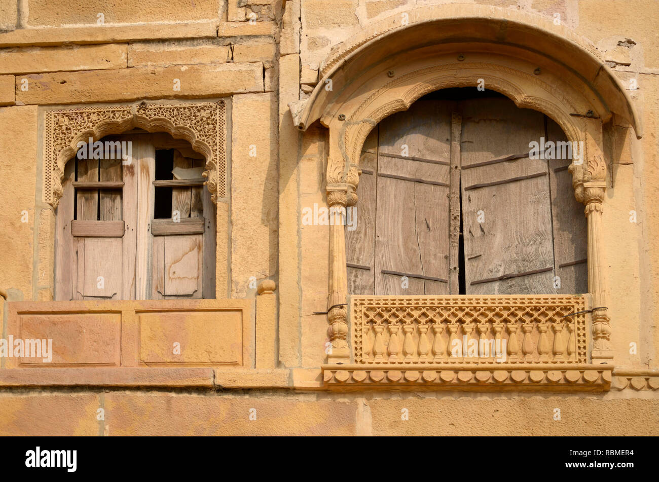 Finestre rotte, Jaisalmer fort, Jaisalmer, Rajasthan, India, Asia Foto Stock