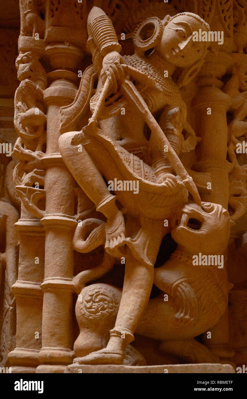 Donna con arco e frecce scultura su tempio Jain, jaisalmer, Rajasthan, India, Asia Foto Stock