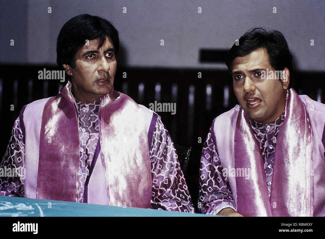 Amitabh Bachchan e Govinda seduti su una sedia, India, Asia Foto Stock