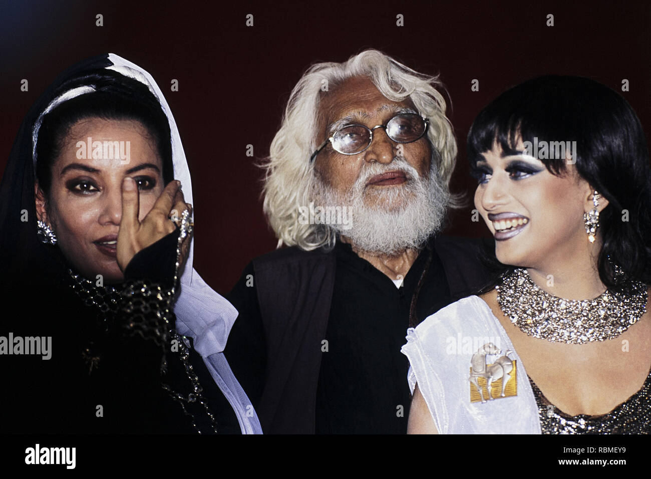 M. F. Husain con Shabana Azmi e Madhuri Dixit, India, Asia Foto Stock