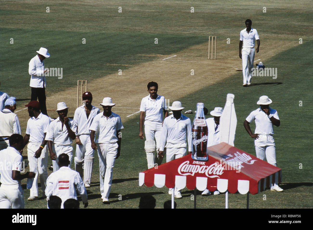Il Cricketers tenendo bere intervallo durante il match, Brabourne Stadium, Bombay, Mumbai, Maharashtra, India, Asia Foto Stock