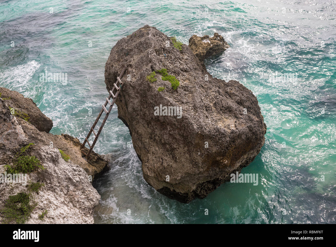 Bellissima spiaggia di sassi con scale al villaggio dei pescatori, Dalmazia, Croazia. Isola Di Solta con cristallo di acqua pulita, a sud da Split, famoso punto di riferimento e di viaggio destinazione turistica in Europa. Foto Stock