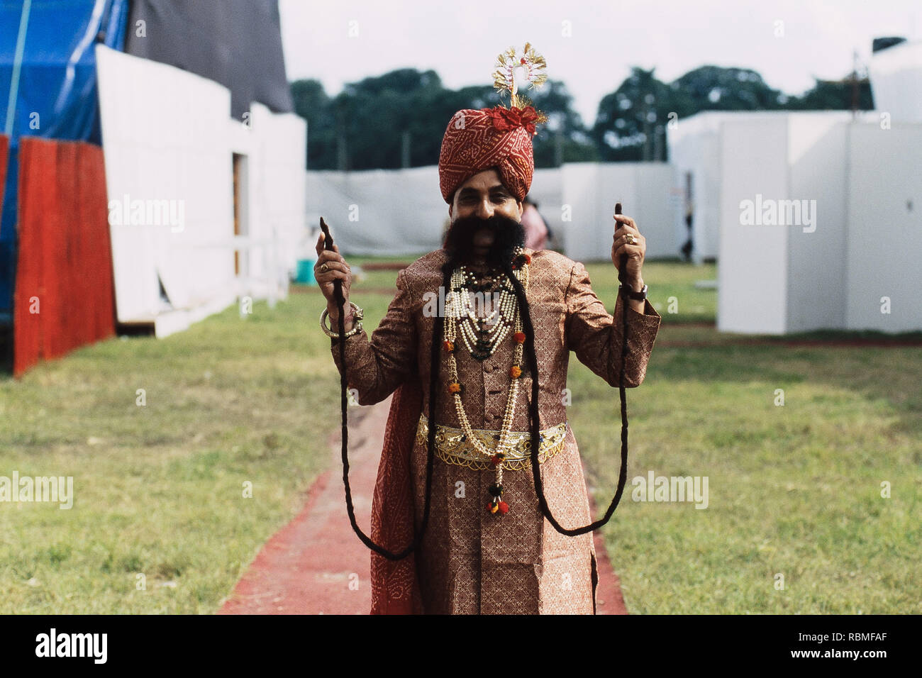 Ritratto di una Ram cantare Chauhan con baffi, Jaipur, Rajasthan, India, Asia Foto Stock