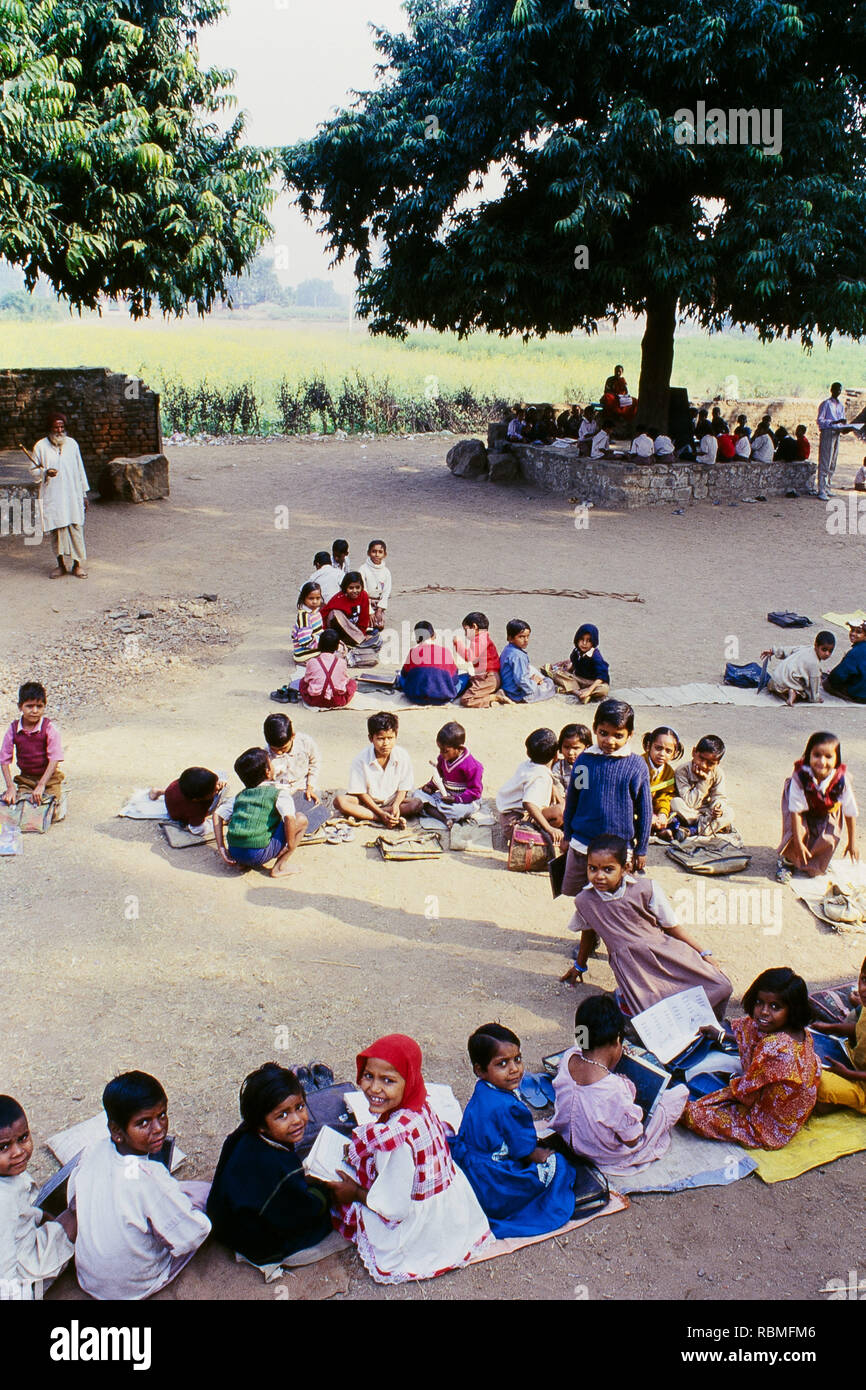 Gli studenti al Signore Rama la scuola di quartiere Chitrakoot, Uttar Pradesh, India, Asia Foto Stock