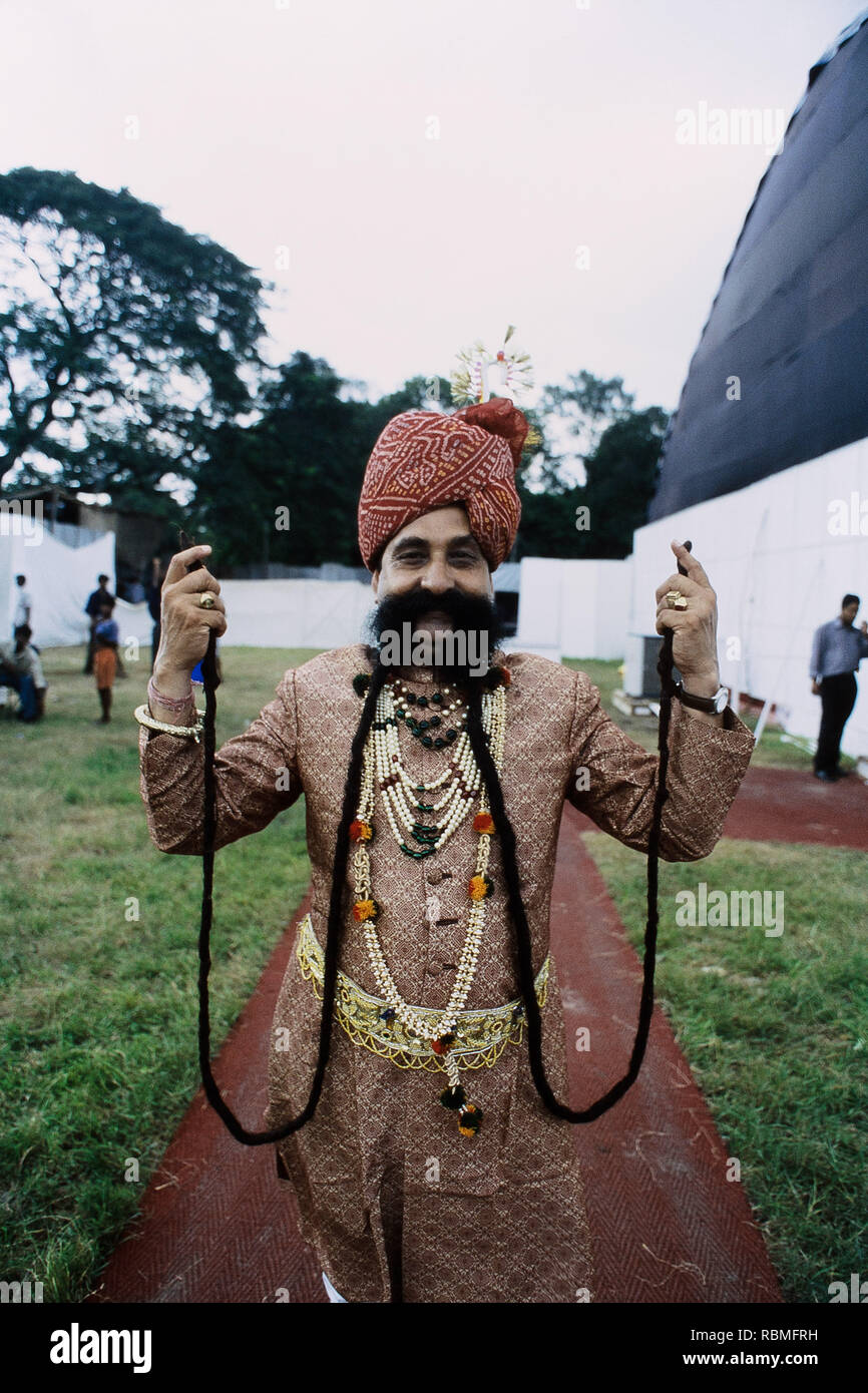 Ritratto di una Ram cantare Chauhan con baffi, Jaipur, Rajasthan, India, Asia Foto Stock