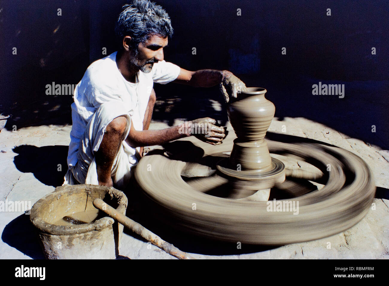 Potter rendere pentola di creta fuori del fango mediante tornio del vasaio, India, Asia Foto Stock