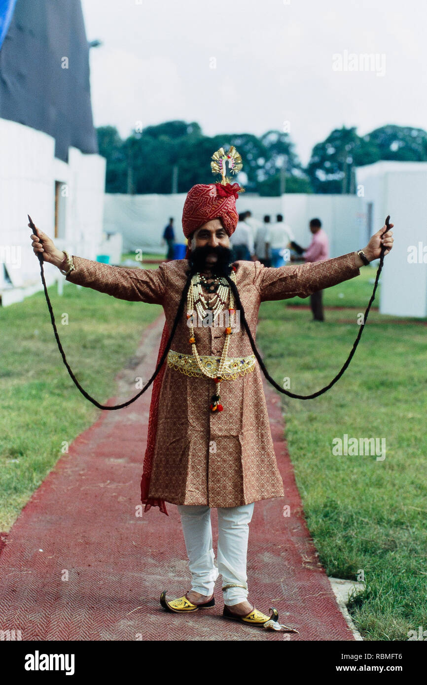 Ritratto di una Ram cantare Chauhan con baffi, Jaipur, Rajasthan, India, Asia Foto Stock