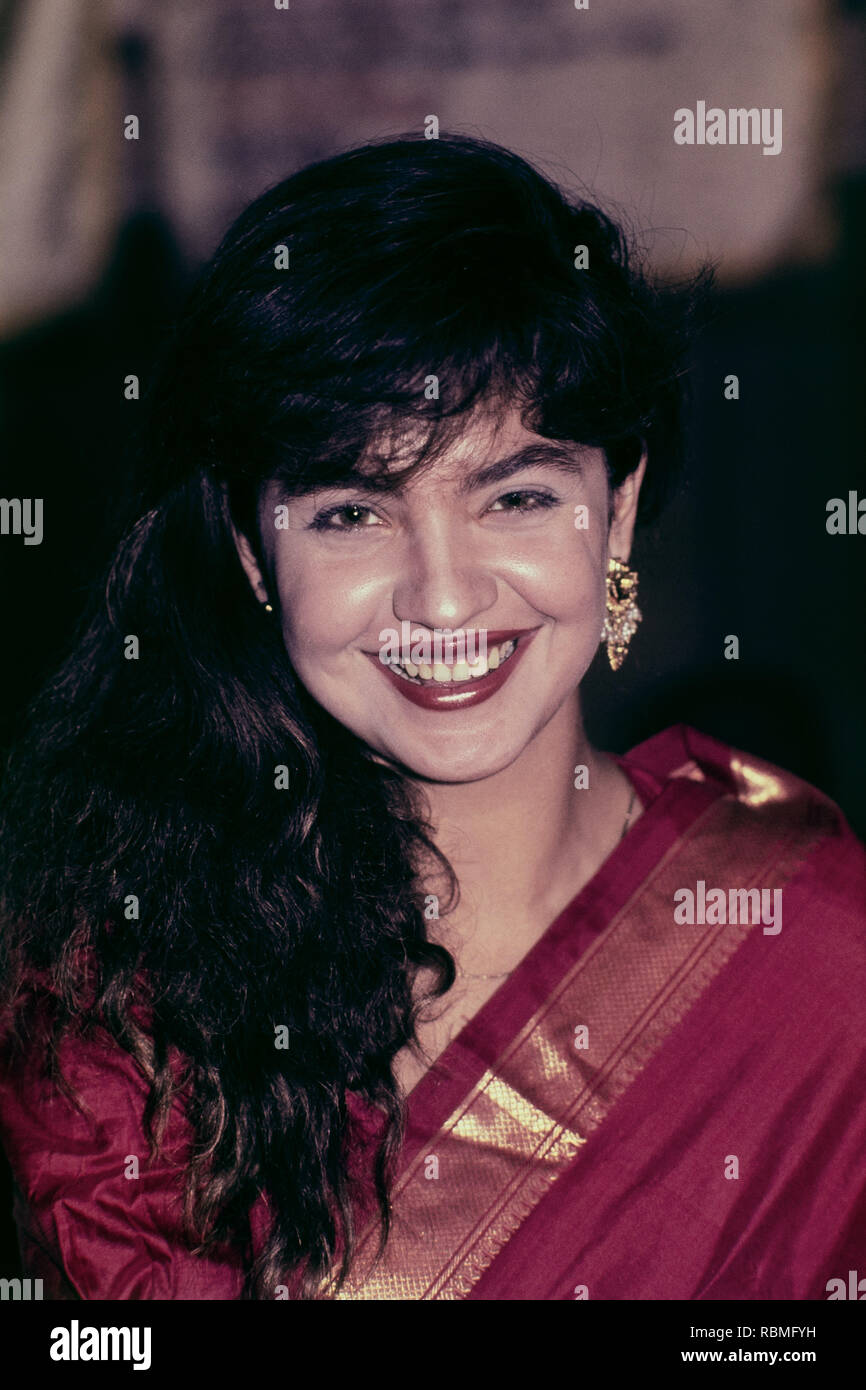 Ritratto di Pooja Bhatt sorridente, India, Asia Foto Stock