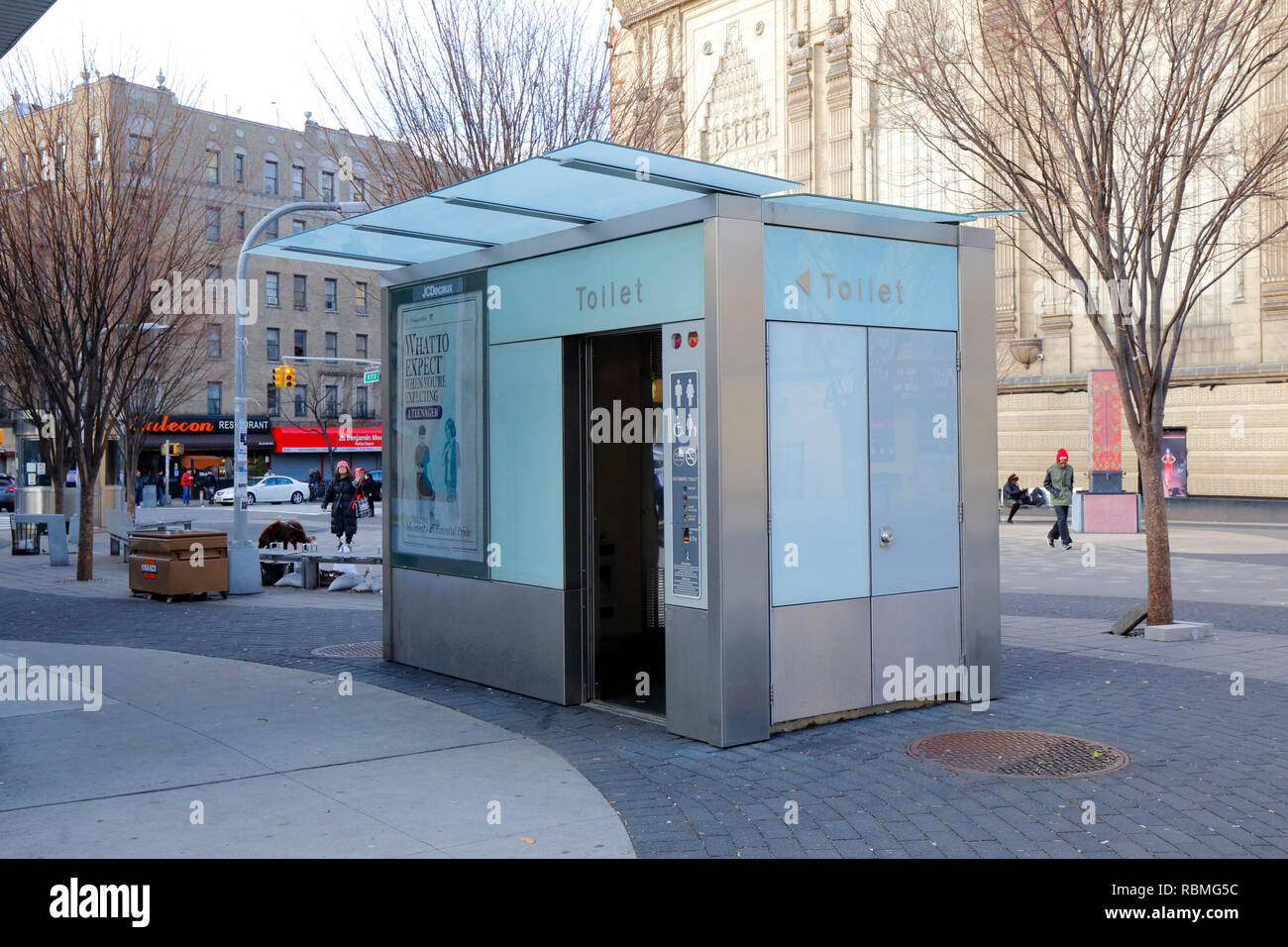 Una toilette pubblica a pagamento autopulente automatica, a la Plaza de Las Americas in Washington Heights di Manhattan, New York. Questo è fuori servizio Foto Stock