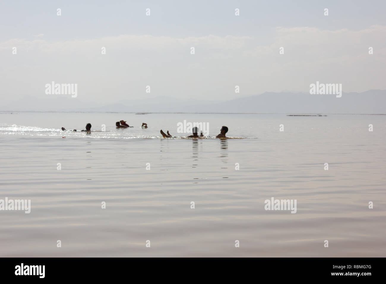 Le persone sono il nuoto nel sale Urmia Lake, West Azerbaijan provincia, Iran Foto Stock