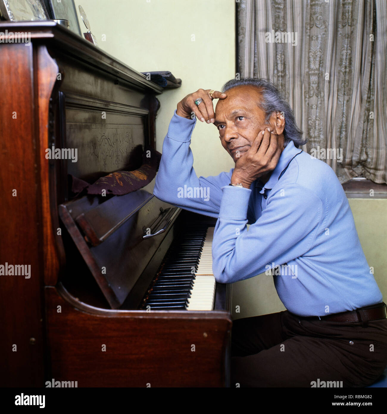 Naushad Ali seduti nella parte anteriore del pianoforte, India, Asia Foto Stock
