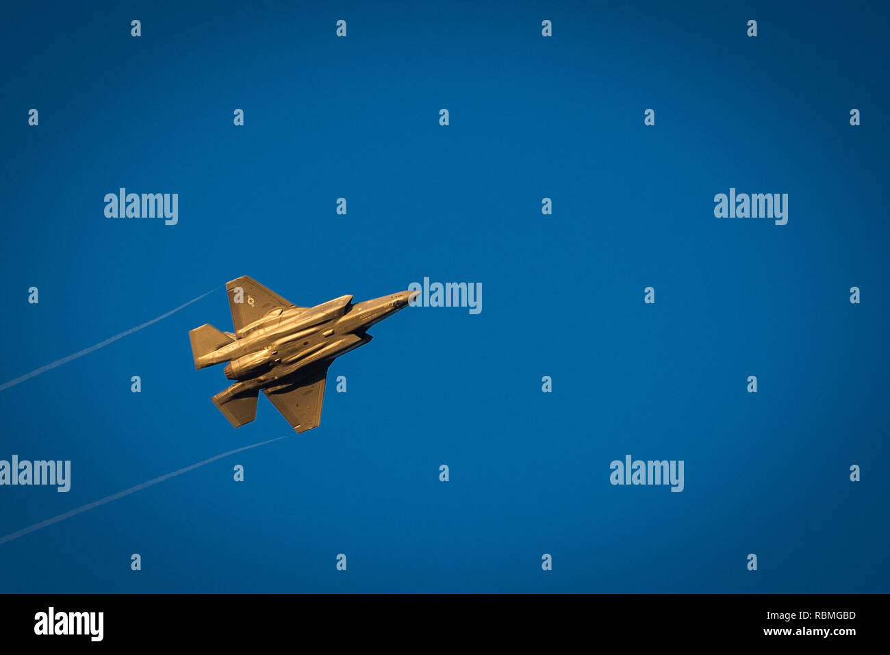 Il cap. Andrea "Dojo" Olson, F-35un fulmine II Demo Team pilota, pratiche la dimostrazione a Luke Air Force Base, Ariz., 7 gennaio 2019. La F-35 demo team parteciperà ad aria 15 mostra tutto il paese durante il 2019. (U.S. Air Force foto di Airman 1. Classe Aspen Reid) Foto Stock