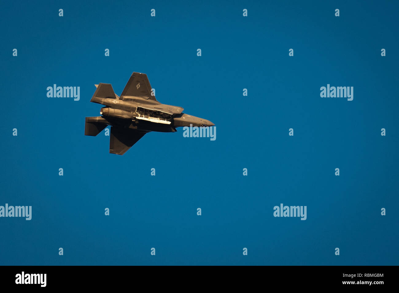 Il cap. Andrea "Dojo" Olson, F-35un fulmine II Demo Team pilota, pratiche una dimostrazione a Luke Air Force Base, Ariz., 7 gennaio 2019. La bomba bay porte sono aperte mentre Olson pratiche una manovra tecnica. (U.S. Air Force foto di Airman 1. Classe Aspen Reid) Foto Stock