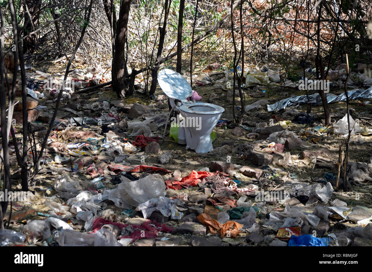 Abbandonato commode tra immondizia, Jodhpur, Rajasthan, India, Asia Foto Stock