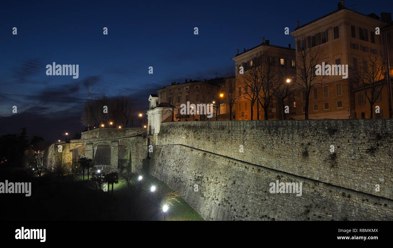 Bergamo, Italia. San Giacomo monumento e le mura venete durante la serata Foto Stock