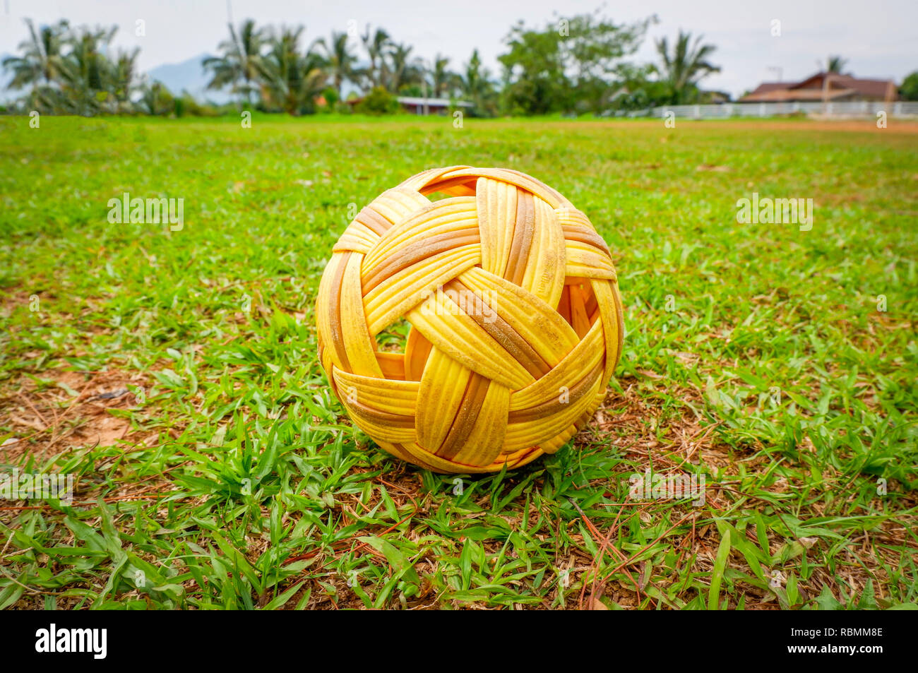 Sepak Takraw ball - rattan ball sport outdoor / Sepak takraw on green grass field Foto Stock