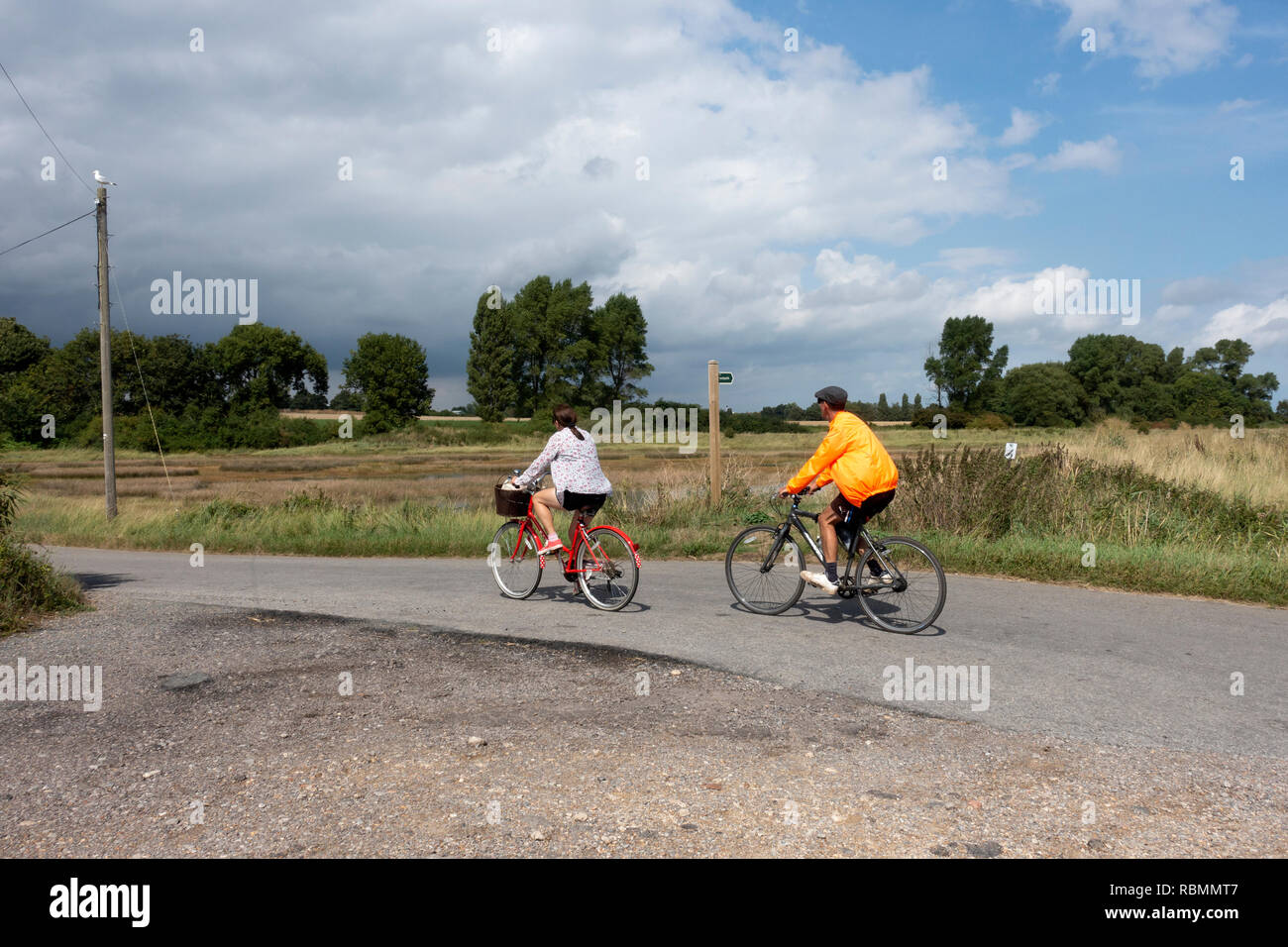 I ciclisti, strada di ciottoli, Suffolk, Regno Unito. Foto Stock