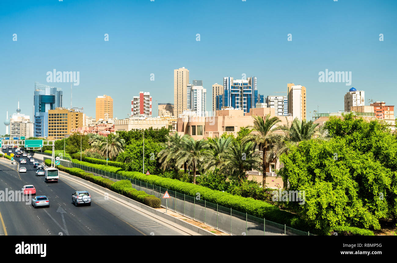 Skyline di Kuwait City lungo il primo anello stradale Foto Stock