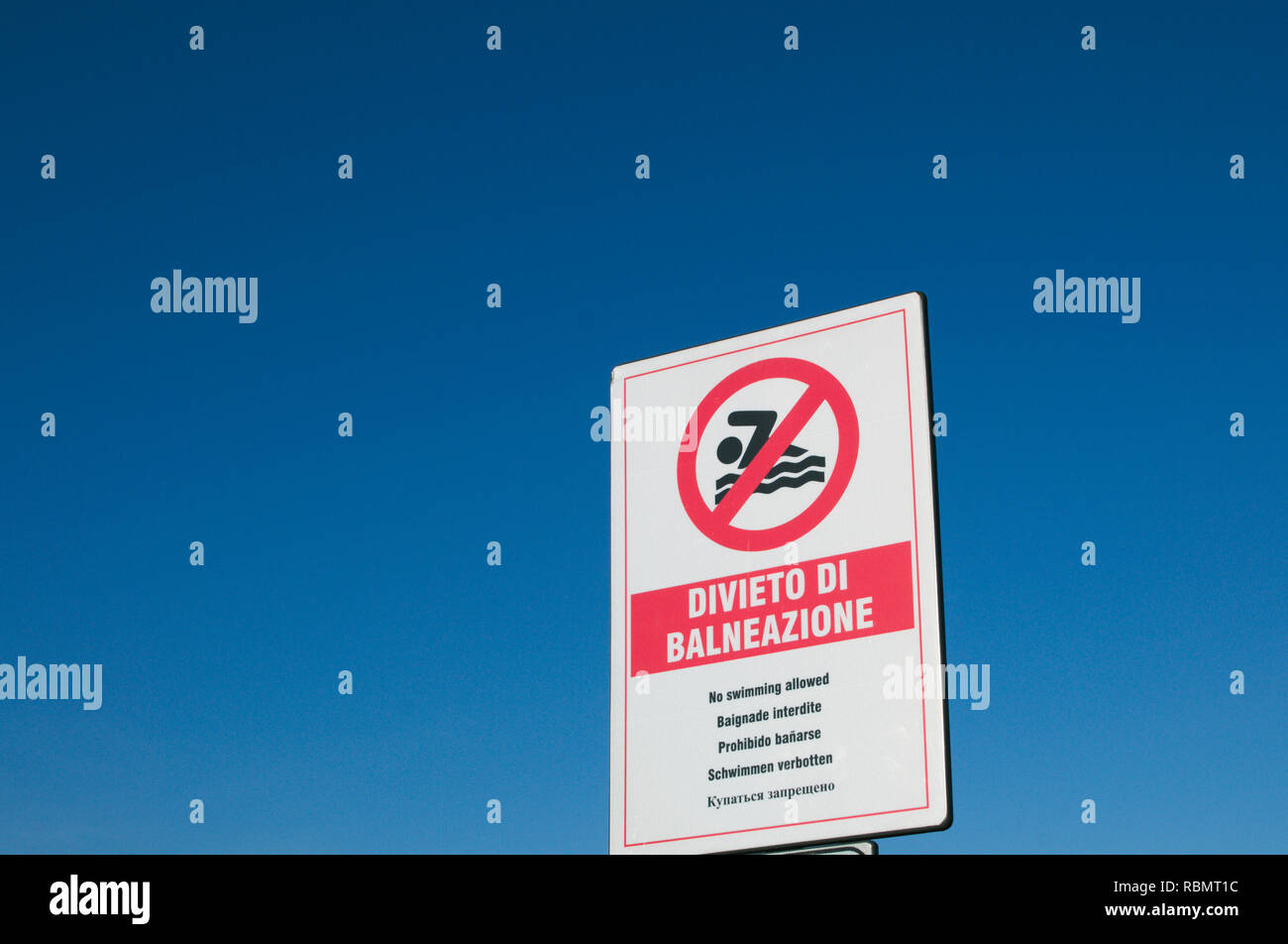 Non si può nuotare consentito firmare in italiano Foto Stock