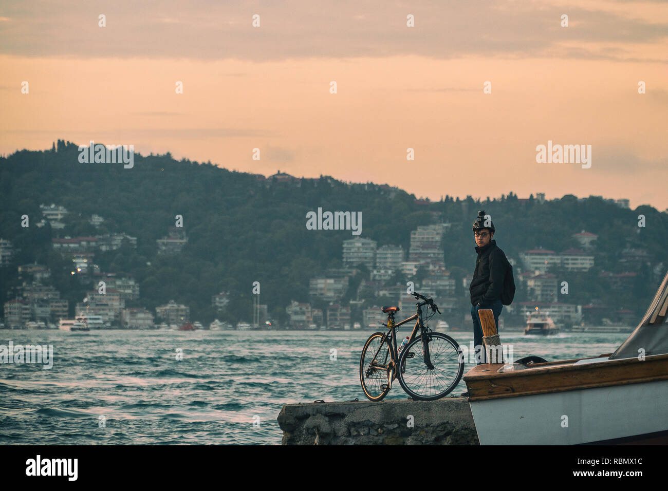 Bicicletta uomo vicino al mare Foto Stock