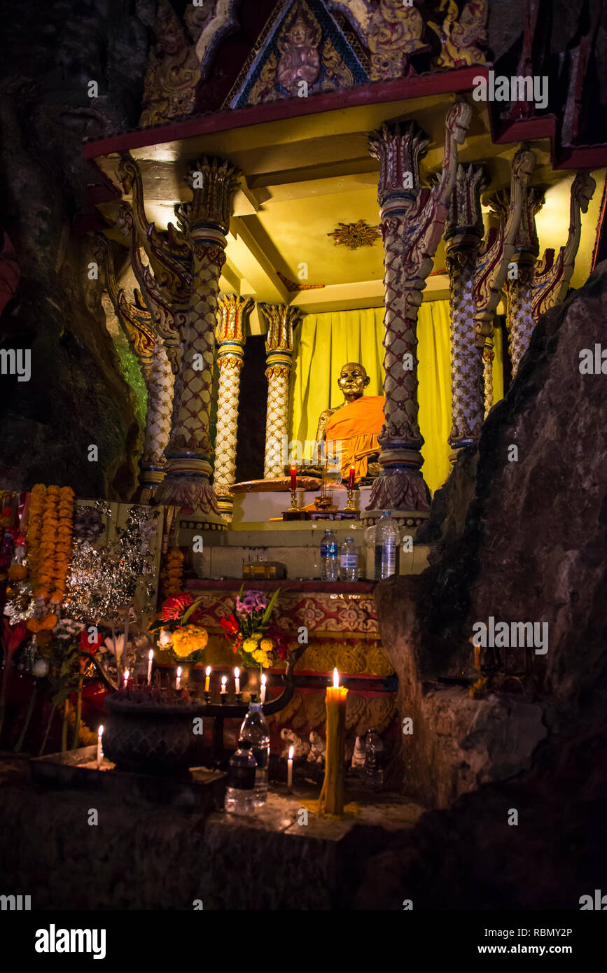 Statua nella grotta di Wat Tham Suwan Kuha grotta di Phang nga, Thailandia. 22 Dicembre 2018 Foto Stock