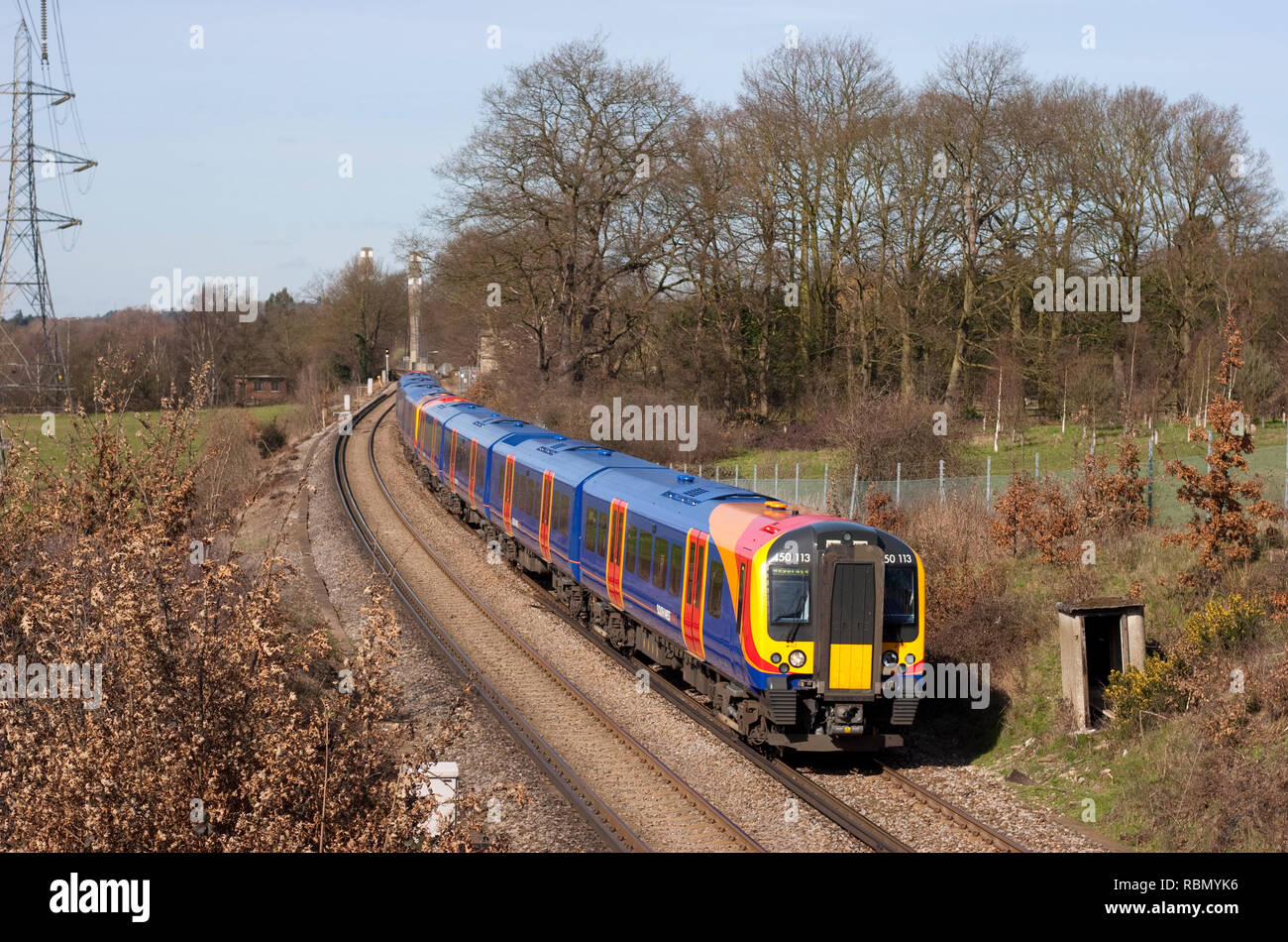 Una coppia di classe 450 elettrico Desiro più numeri di unità 450113 e 450002 formando un Sud Ovest servizio treni vicino a Chertsey nel Surrey. Foto Stock