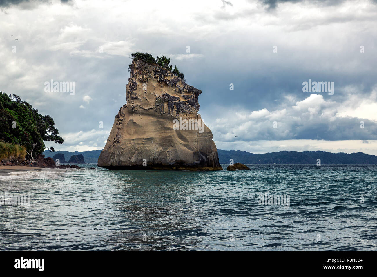 Big Rock in Cathedral Cove Beach, Penisola di Coromandel, Nuova Zelanda Foto Stock