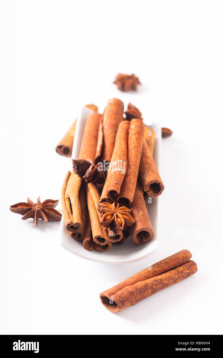 Concetto di spezie bastoncini di cannella e anice stellato su sfondo bianco con spazio di copia Foto Stock