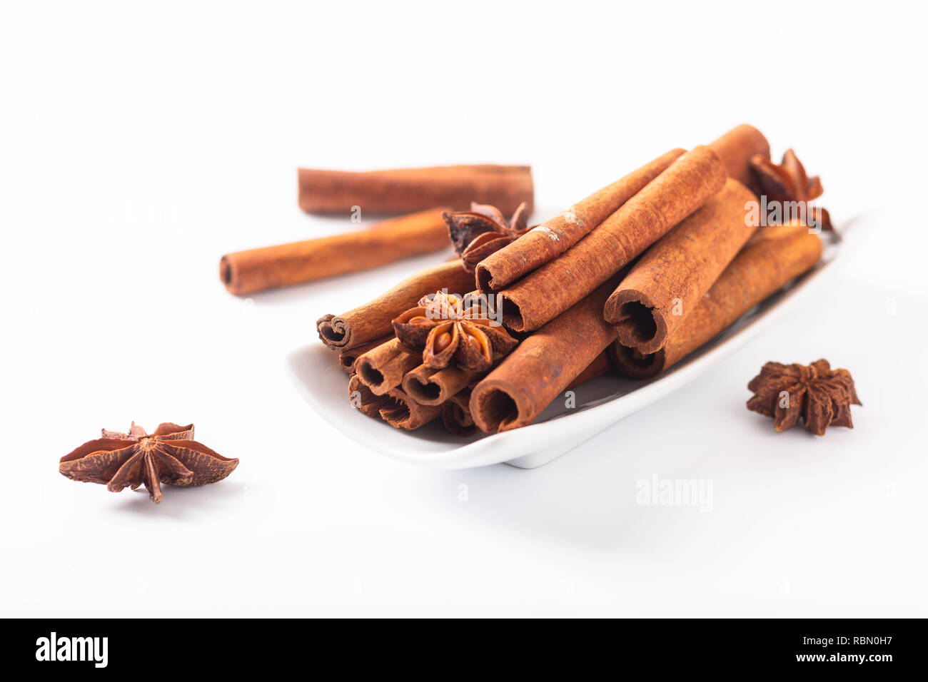 Concetto di spezie bastoncini di cannella e anice stellato su sfondo bianco con spazio di copia Foto Stock