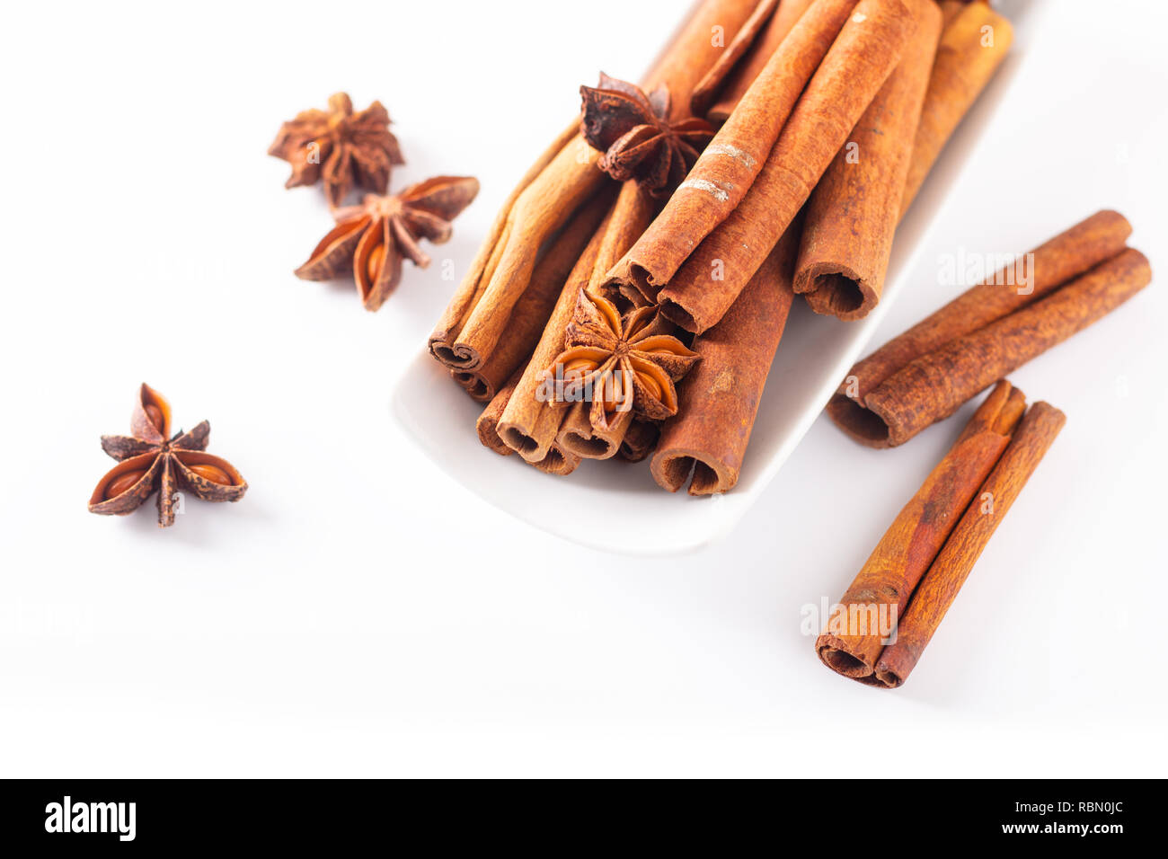 Concetto di spezie bastoncini di cannella e anice stellato su sfondo bianco con spazio di copia Foto Stock