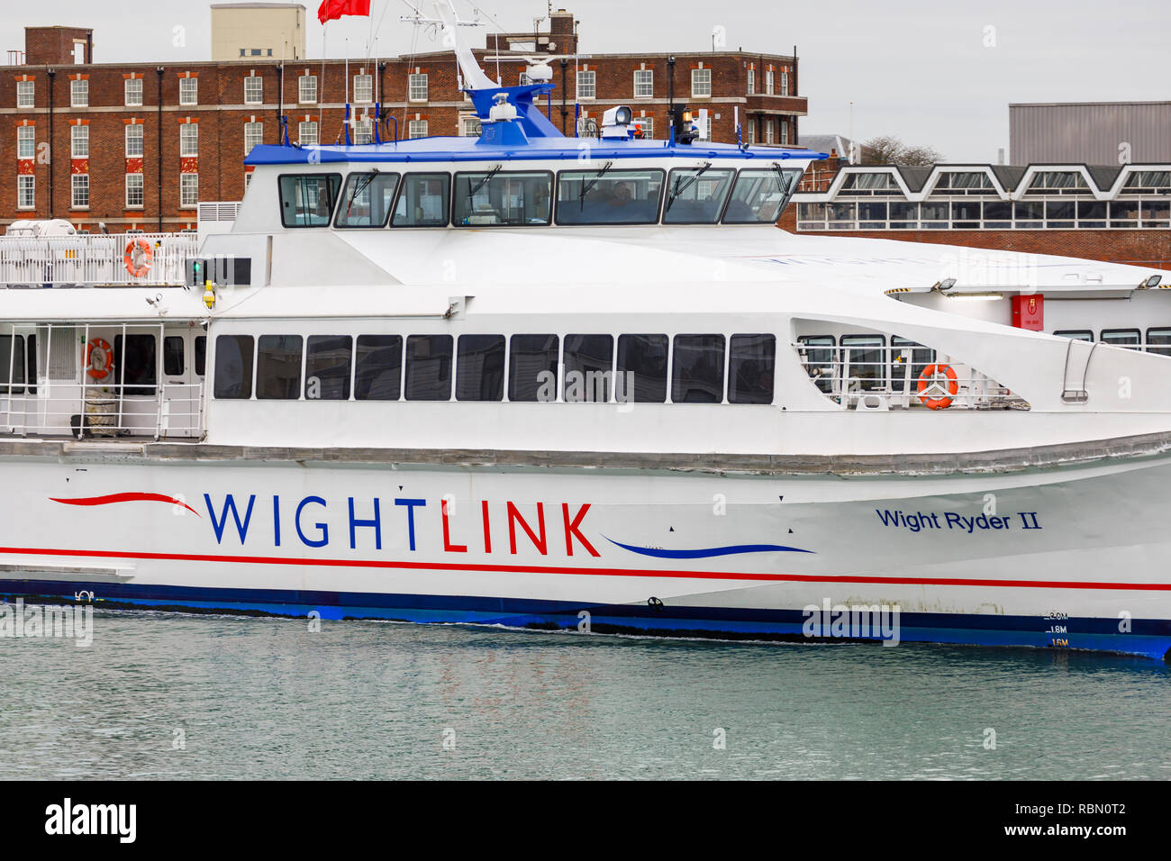 Wight Link catamarano servizio traghetto passeggeri nave Wight Ryder II si avvicina a Portsmouth Porto in barca a vela il Solent, Isola di Wight Foto Stock