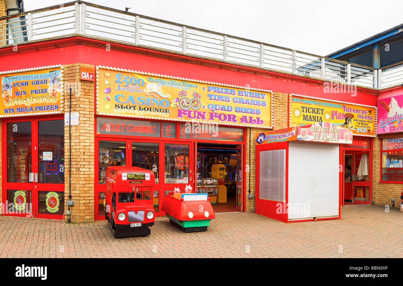 Southsea Island Pleasure, una famiglia colorata sala giochi e casinò da Clarence Pier a Southsea, Portsmouth, Regno Unito Foto Stock