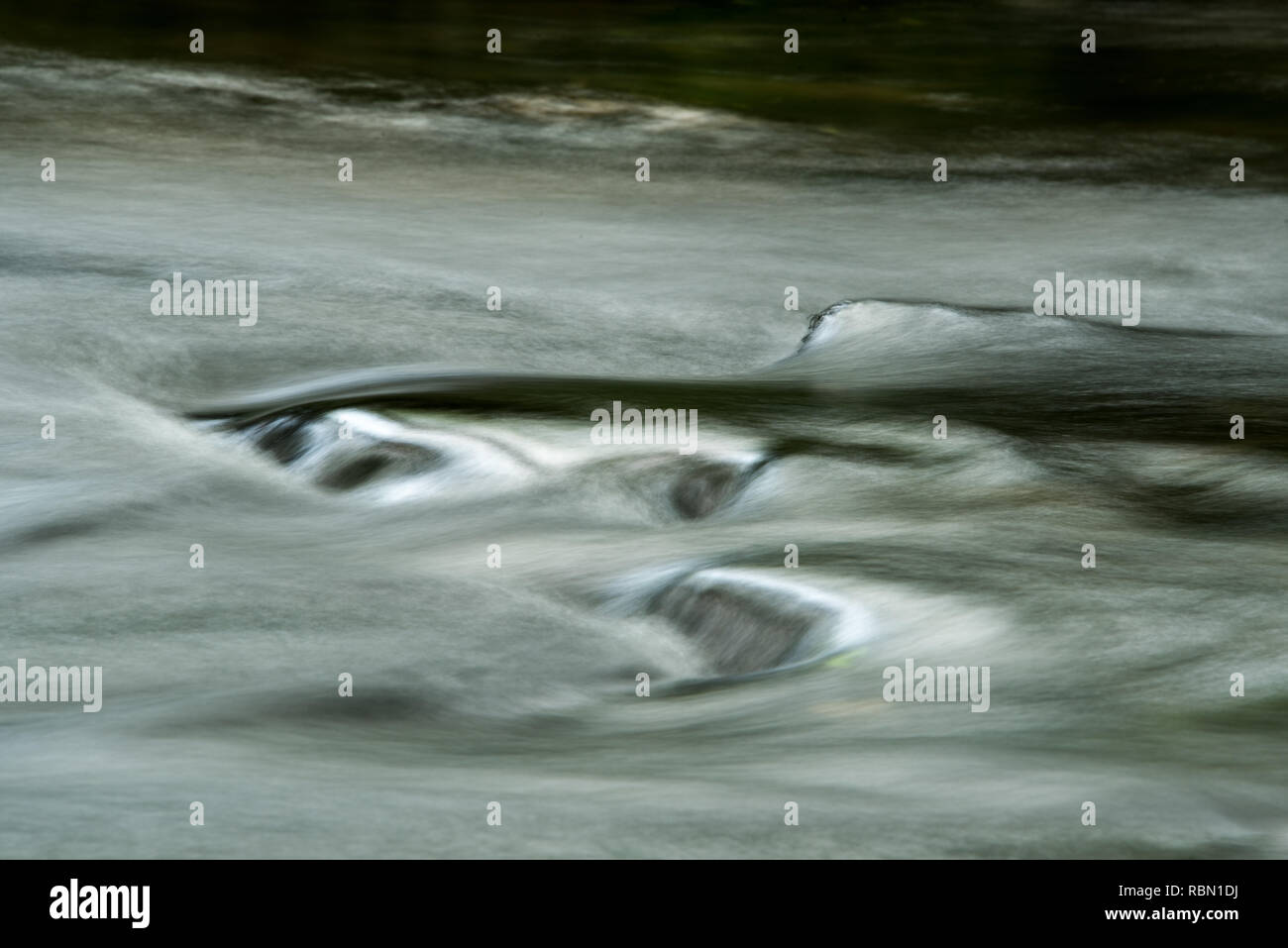 l'immagine astratta dell'acqua ruota in un fiume in movimento Foto Stock