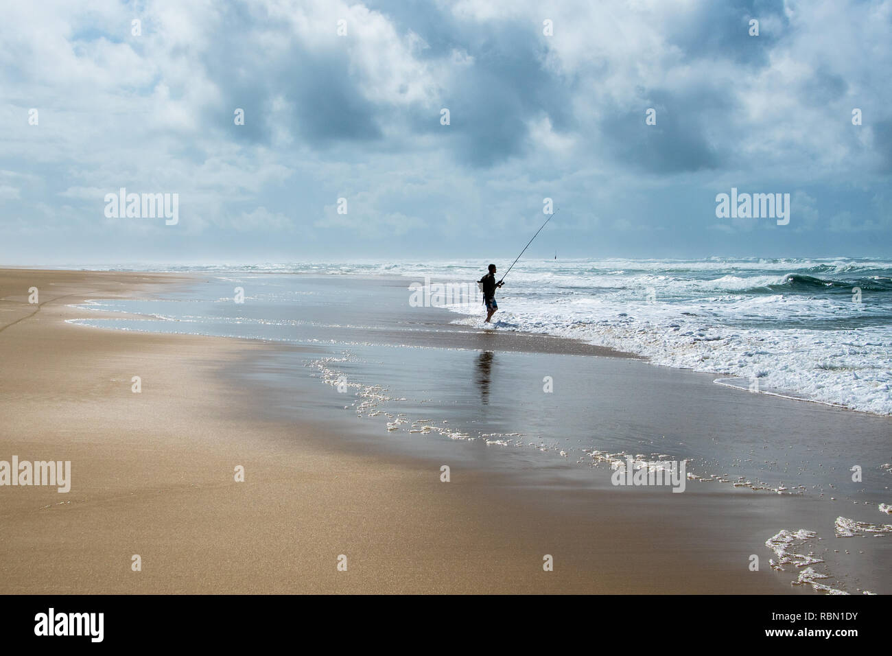 Panoramica riflessione di cielo nuvoloso nel picco dell'oceano Atlantico con solo fisher Foto Stock