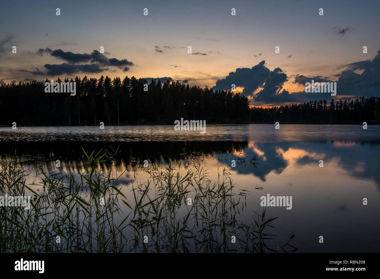 Il lago in riflessione in finlandese tramonto umore Foto Stock