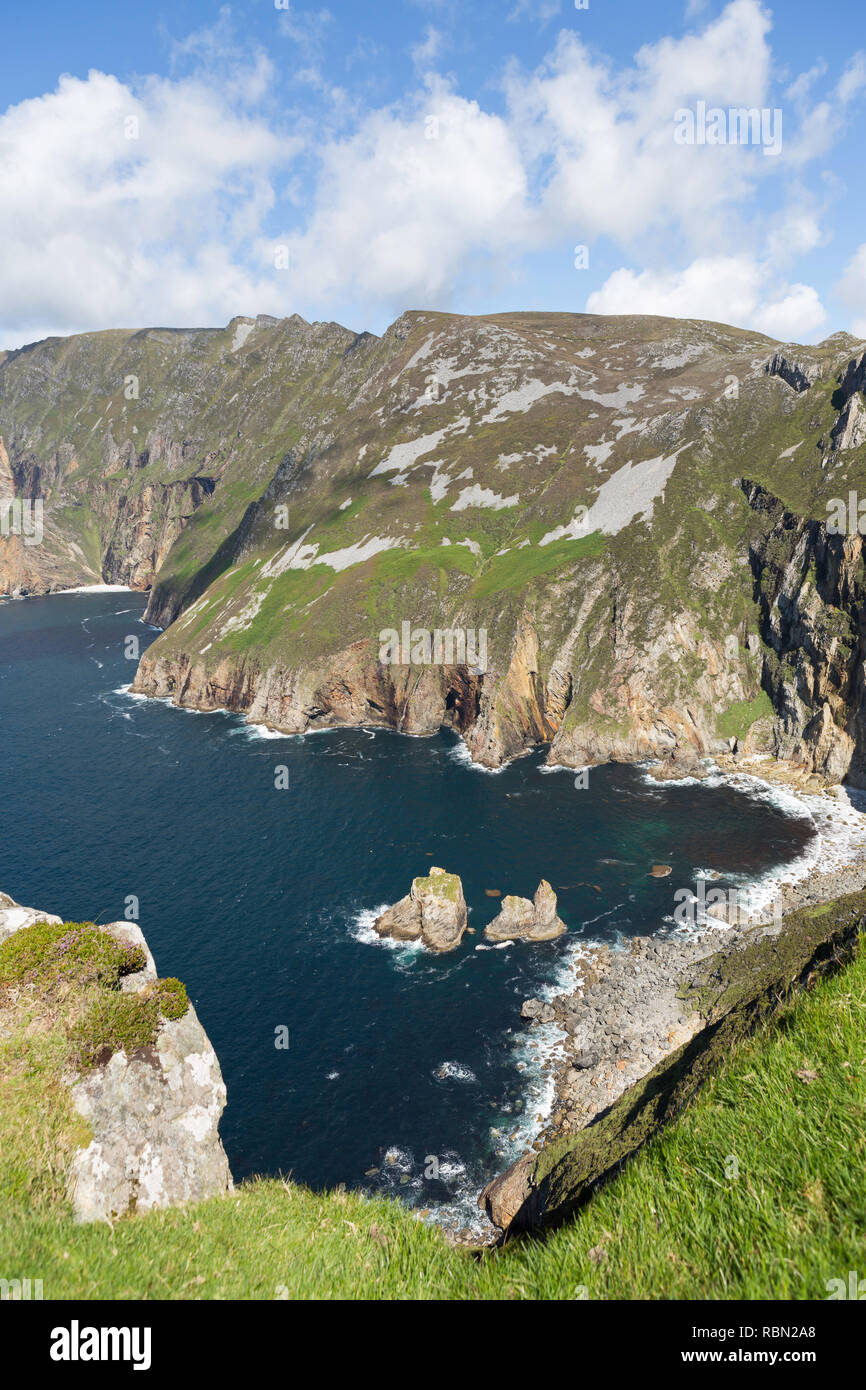 Scogliere sul mare Donegal Irlanda Foto Stock