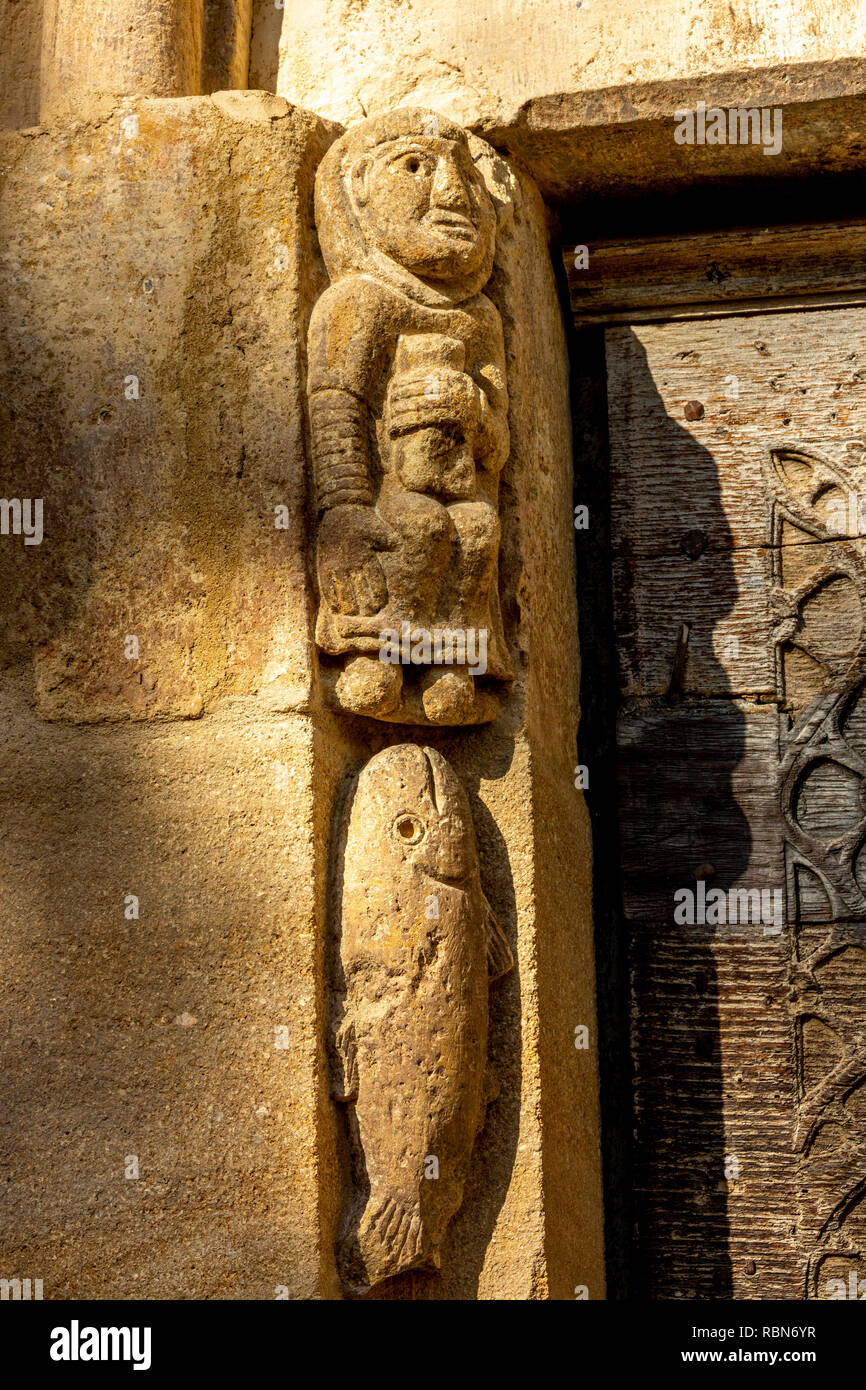 Intricate incisioni della chiesa romanica di Mailhat nel Puy de Dome, Alvernia Rodano Alpes, Francia, che mostrano antiche opere artistiche Foto Stock
