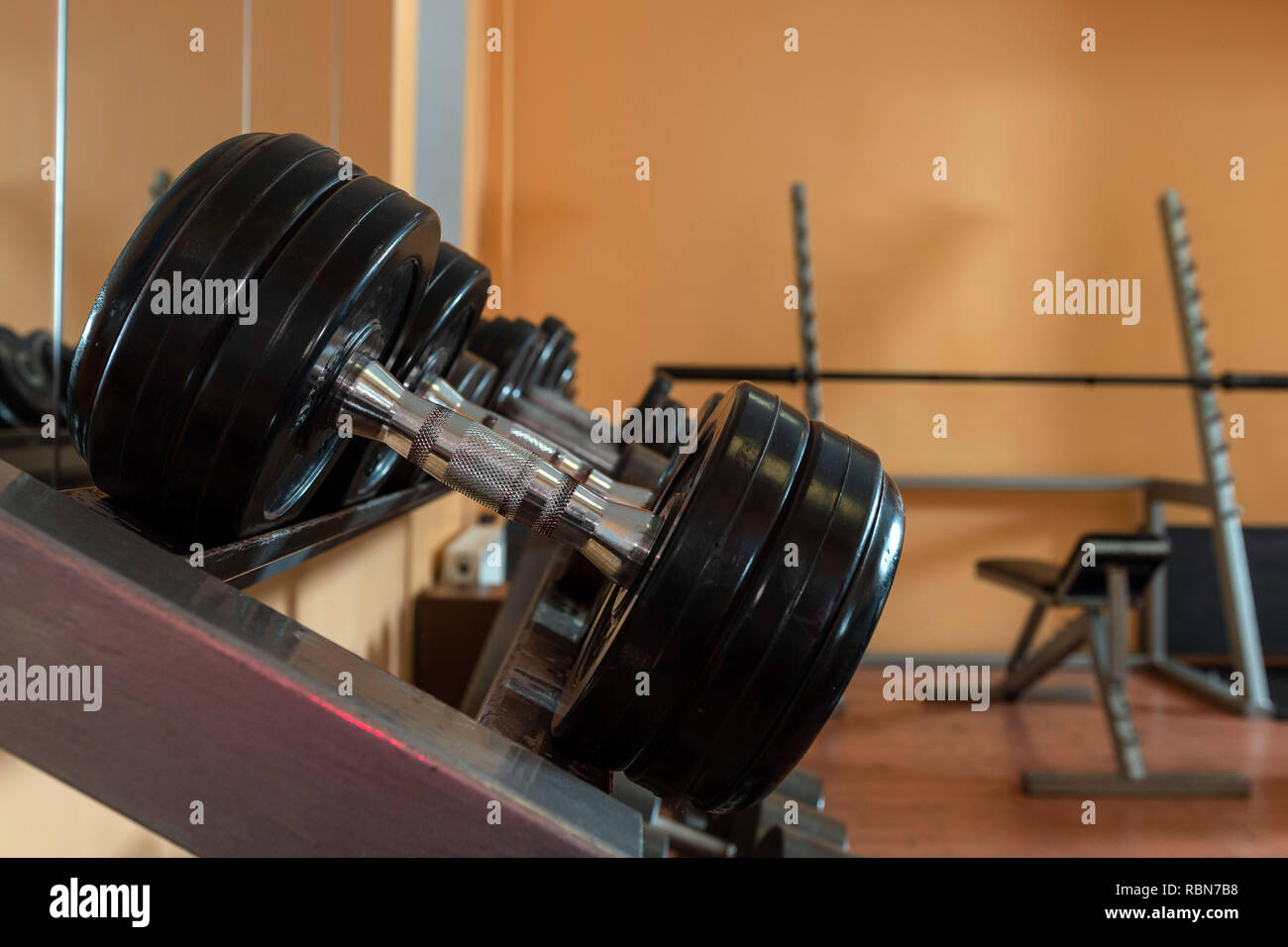 Righe di metallo manubri su rack in palestra / sport club. Peso attrezzatura di formazione. - Immagine Foto Stock