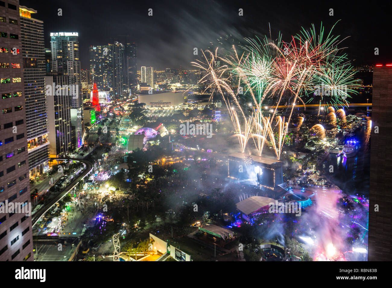 Performing live a panoramica di ultra music festival o ultra miami dal di sopra con fuochi d'artificio Foto Stock